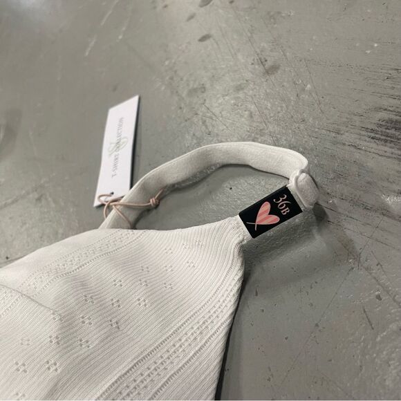 NWT Victoria’s Secret T Shirt Lightly Lined Wireless White Bra Size 36B - Picture 2 of 6